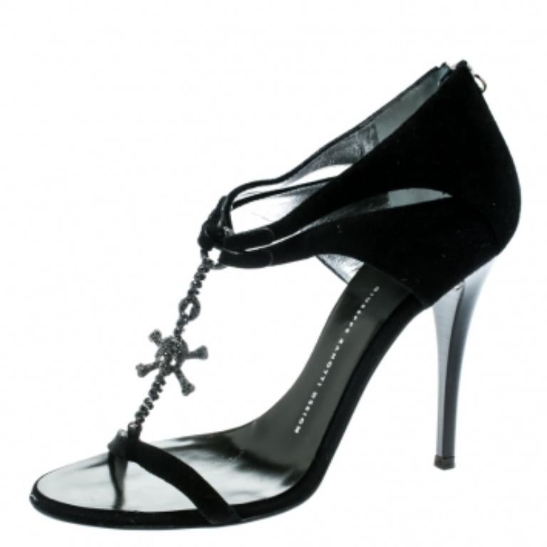Giuseppe Zanotti - Sandali con cinturino a T in pelle scamosciata con teschio - taglia 38 In condizioni buone in vendita a Dubai, Al Qouz 2