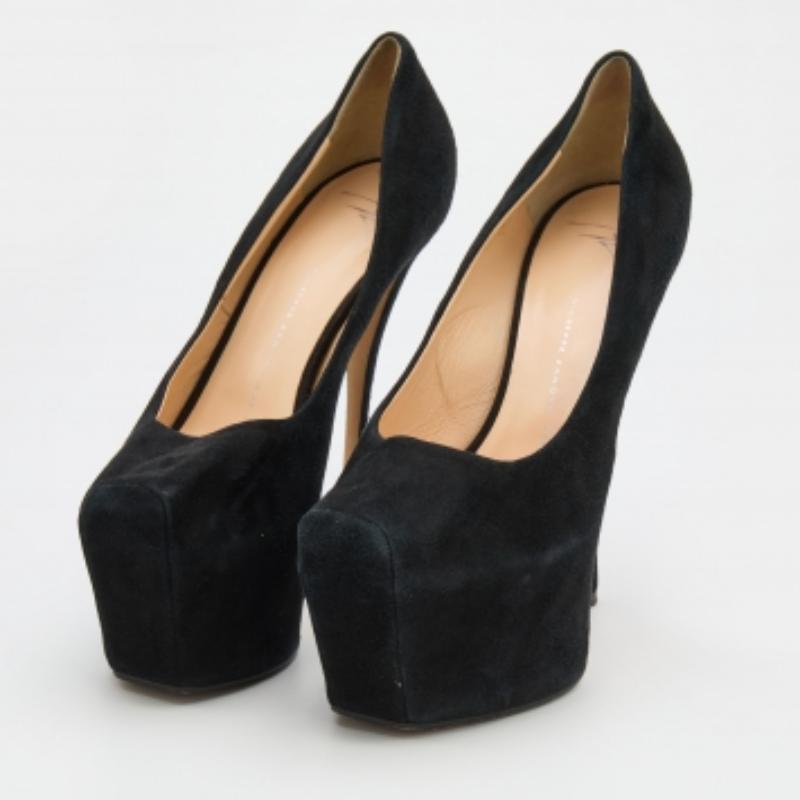 La silhouette élégante de cette paire de Silhouettes Giuseppe Zanotti lui confère une allure fraîche et contemporaine. Créées en daim, ces chaussures se caractérisent par des bouts carrés, des plateformes et des talons de 15,5 cm.