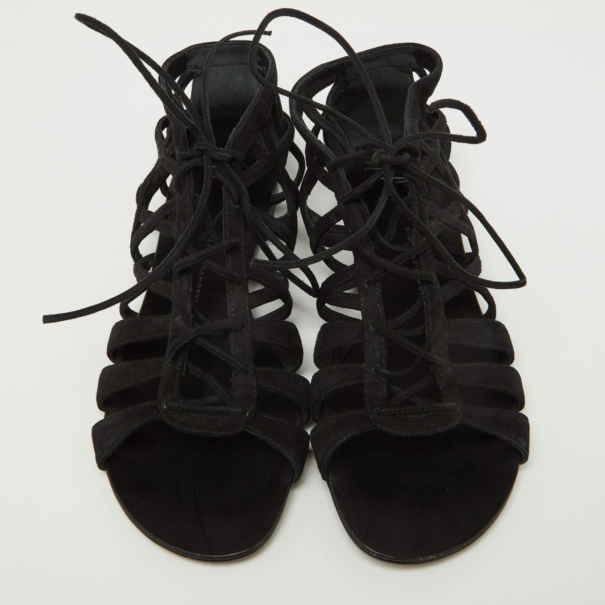Noir Giuseppe Zanotti Sandales plates à lacets en daim noir Taille 38 en vente