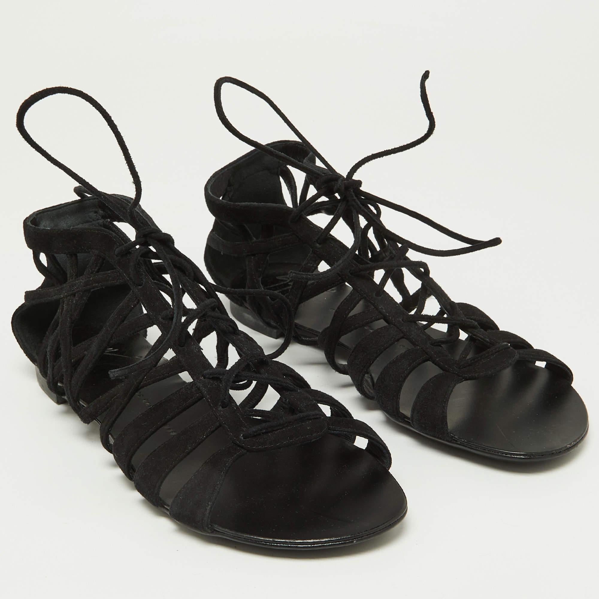 Giuseppe Zanotti Sandales plates à lacets en daim noir Taille 38 Excellent état - En vente à Dubai, Al Qouz 2