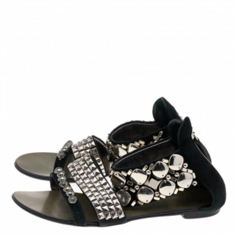 Noir Giuseppe Zanotti Sandales plates en daim noir cloutées Taille 36 en vente