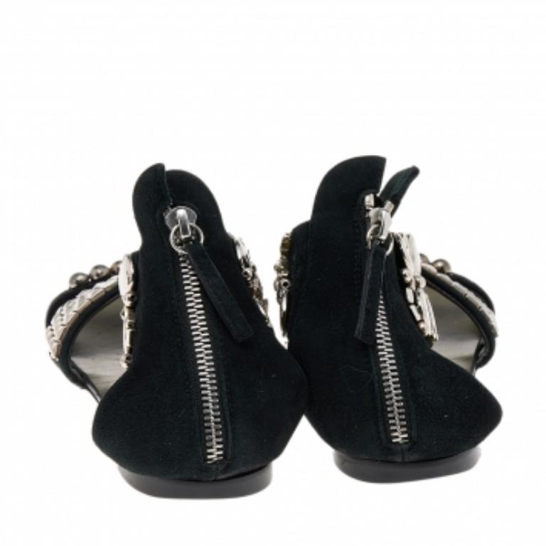 Giuseppe Zanotti Sandales plates en daim noir cloutées Taille 36 Bon état - En vente à Dubai, Al Qouz 2
