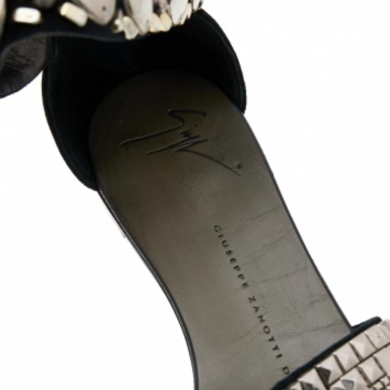 Giuseppe Zanotti Sandales plates en daim noir cloutées Taille 36 en vente 2
