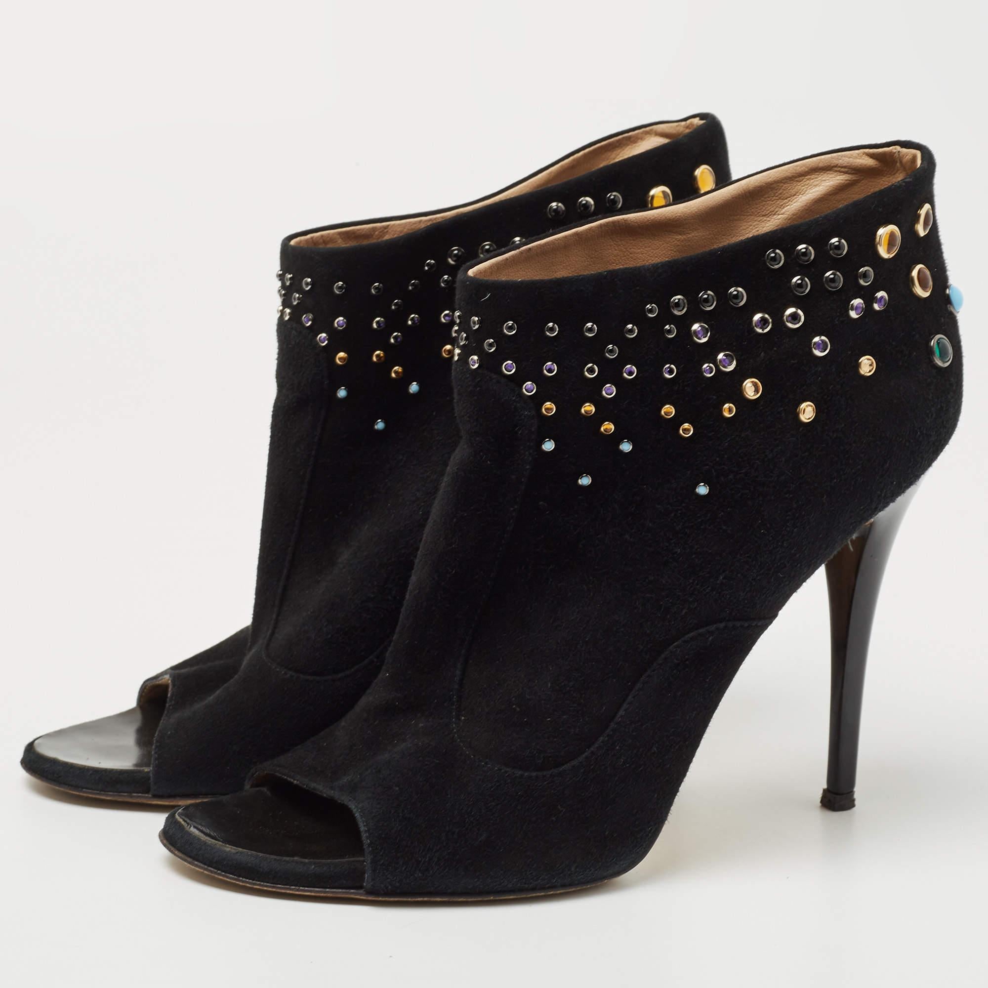 Les bottes sont un élément essentiel de votre garde-robe  et ces bottes  fabriqué à partir de matériaux de première qualité  sont un bon choix. Offrir le meilleur du confort et du style  cette paire à semelle solide serait parfaite avec une robe