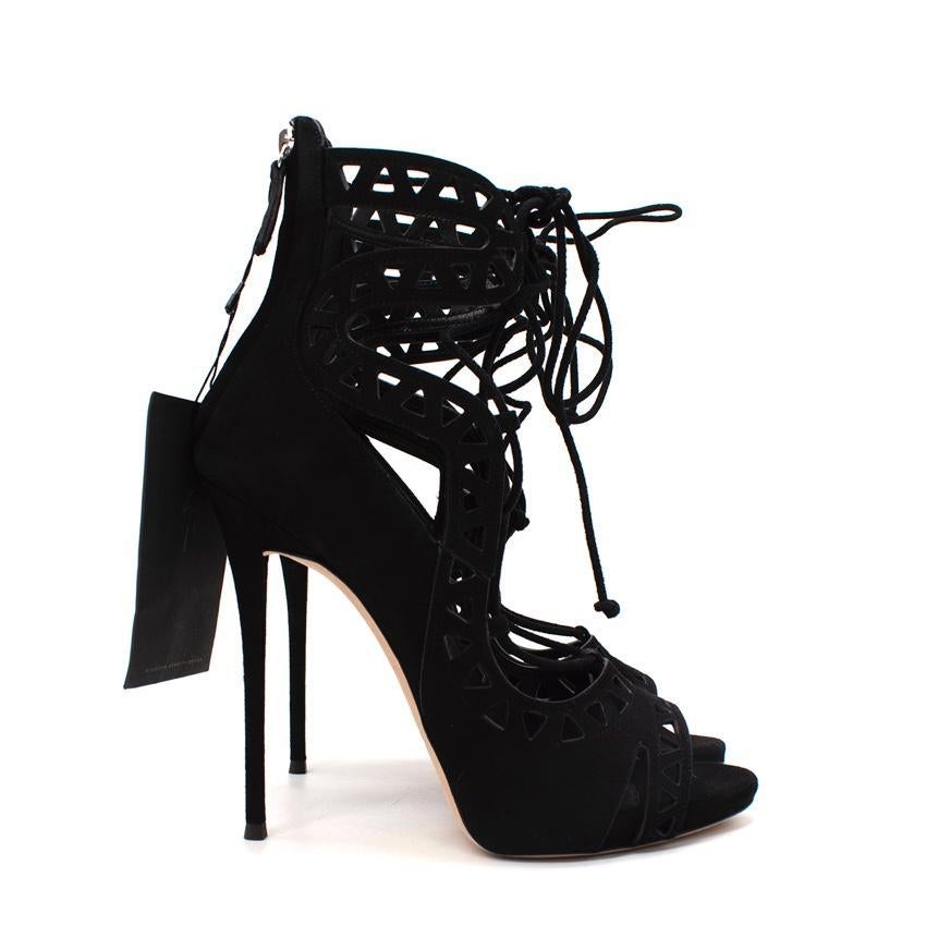 Sandalias de tacón Giuseppe Zanotti Tatuaje de ante negro con corte láser

- Sandalias de tacón abiertas, cortadas con láser y con cordones, con tacón de aguja altísimo de Giuseppe Zanotti.
- Un cierre trasero con cremallera para facilitar su uso
-