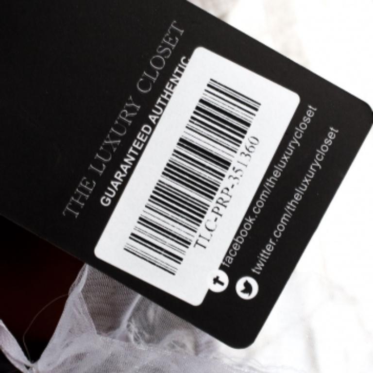 Présentant un fabuleux jeu de polyvalence et de haute couture, ces bottines de Giuseppe Zanotti vous aideront à exprimer facilement votre style personnel. Elles ont été superbement confectionnées en daim et sont dotées de fermetures éclair sur les