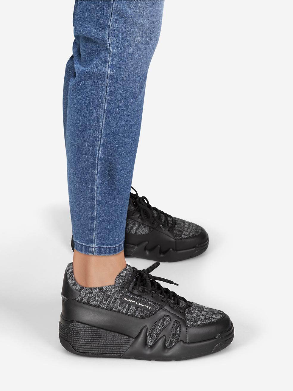 La CONDIZIONE è di nuovo con i cartellini su questo articolo nuovo di zecca firmato Giuseppe Zanotti. Questo articolo viene fornito con la confezione originale.
 

 

 

 Dettagli
 

 

 RW30030
 

 Model: Talon
 

 Nero
 

 Pelle
 

 Scarpe da