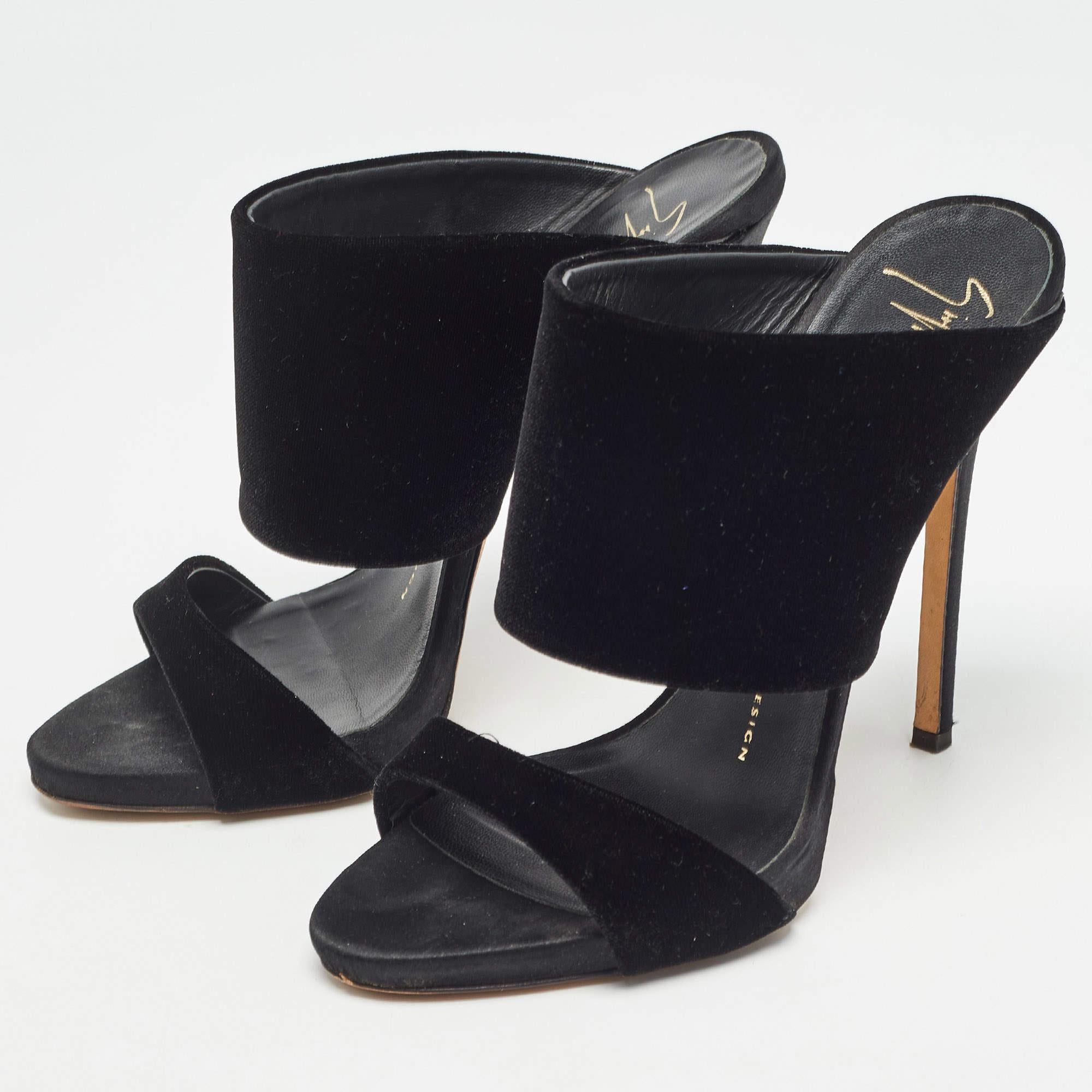 Diese Sandalen umrahmen Ihre Füße auf elegante Weise. Sie sind aus hochwertigen MATERIALEN gefertigt und verfügen über ein edles Design und bequeme Innensohlen.
