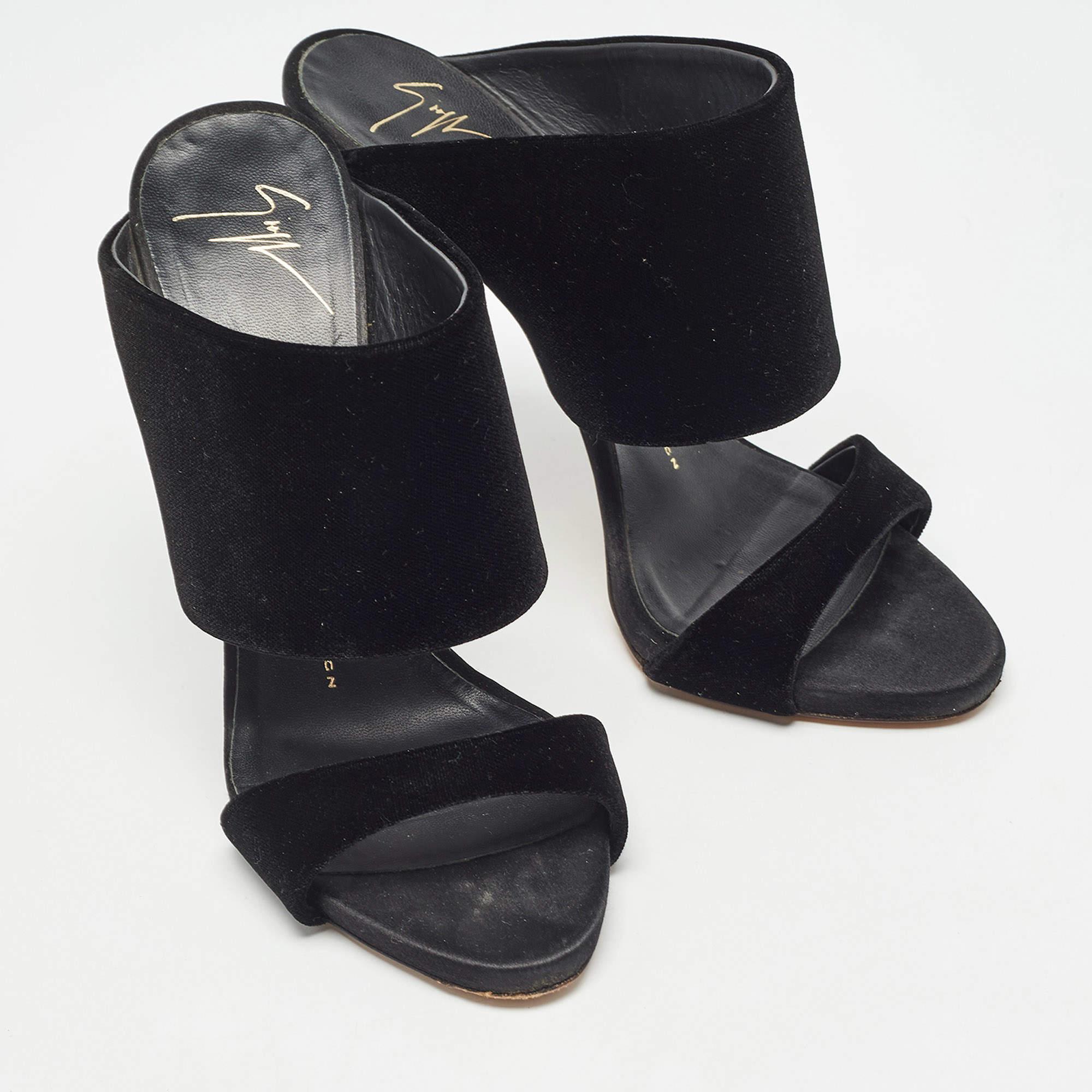 Giuseppe Zanotti Andrea Sandalen aus schwarzem Samt Größe 37,5 im Zustand „Gut“ im Angebot in Dubai, Al Qouz 2