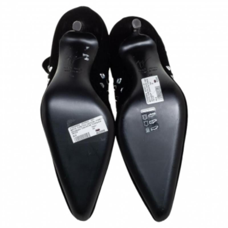 Ein Paar Designer-Stiefel von Giuseppe Zanotti, die Ihre Schritte auf modische Art und Weise beflügeln. Die schwarzen Stiefel sind fein aus Samt gefertigt und mit einer spitzen Spitze, einem 10.5 cm hohen Absatz und Verzierungen versehen.