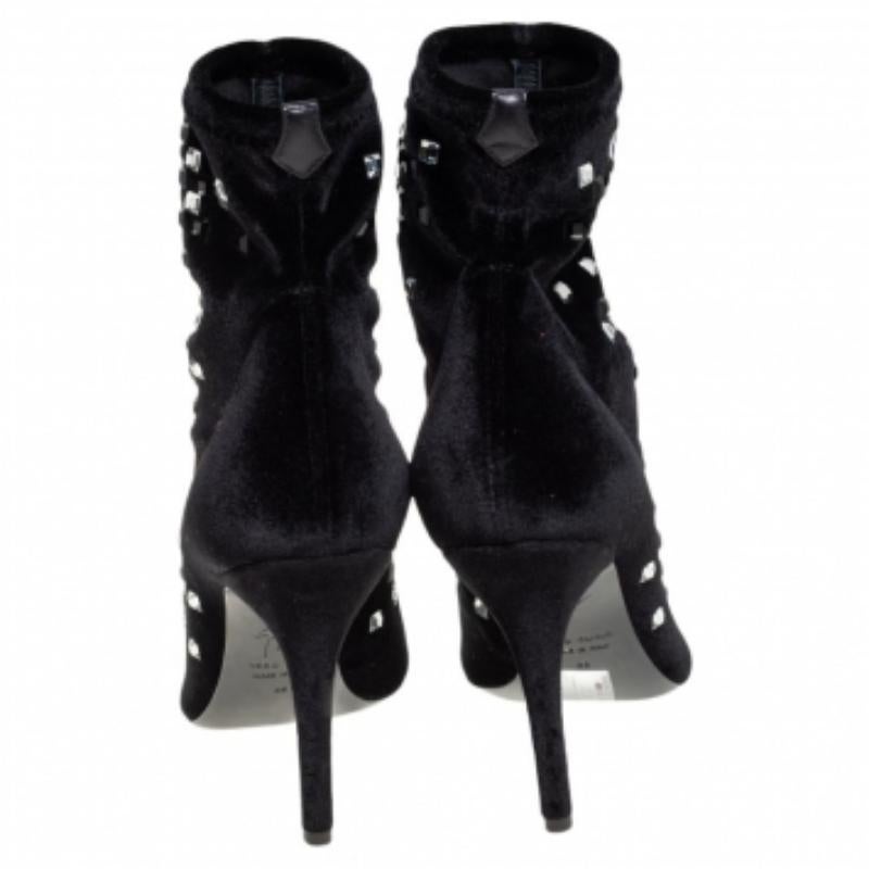 Giuseppe Zanotti Schwarze Stiefeletten aus Samt mit Kristallverzierung Größe 36 im Zustand „Gut“ im Angebot in Dubai, Al Qouz 2