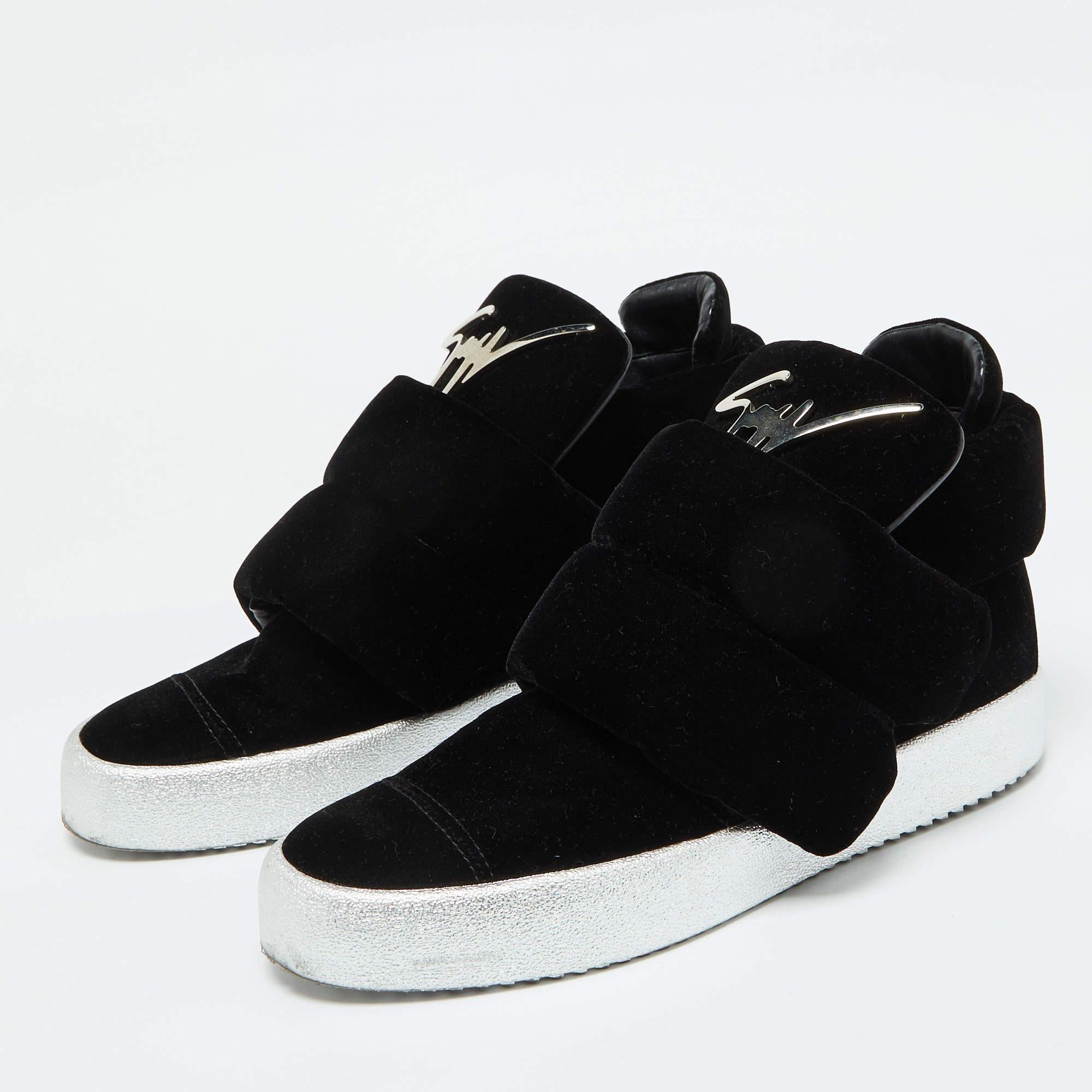 Di classe e robuste, queste sneakers disegnate da Giuseppe Zanotti sono un paio assolutamente delizioso che amerai indossare. Sono realizzate in velluto nero e hanno un profilo alto. Sono dotate di chiusure a doppio velcro sulla tomaia. Sfoggia un