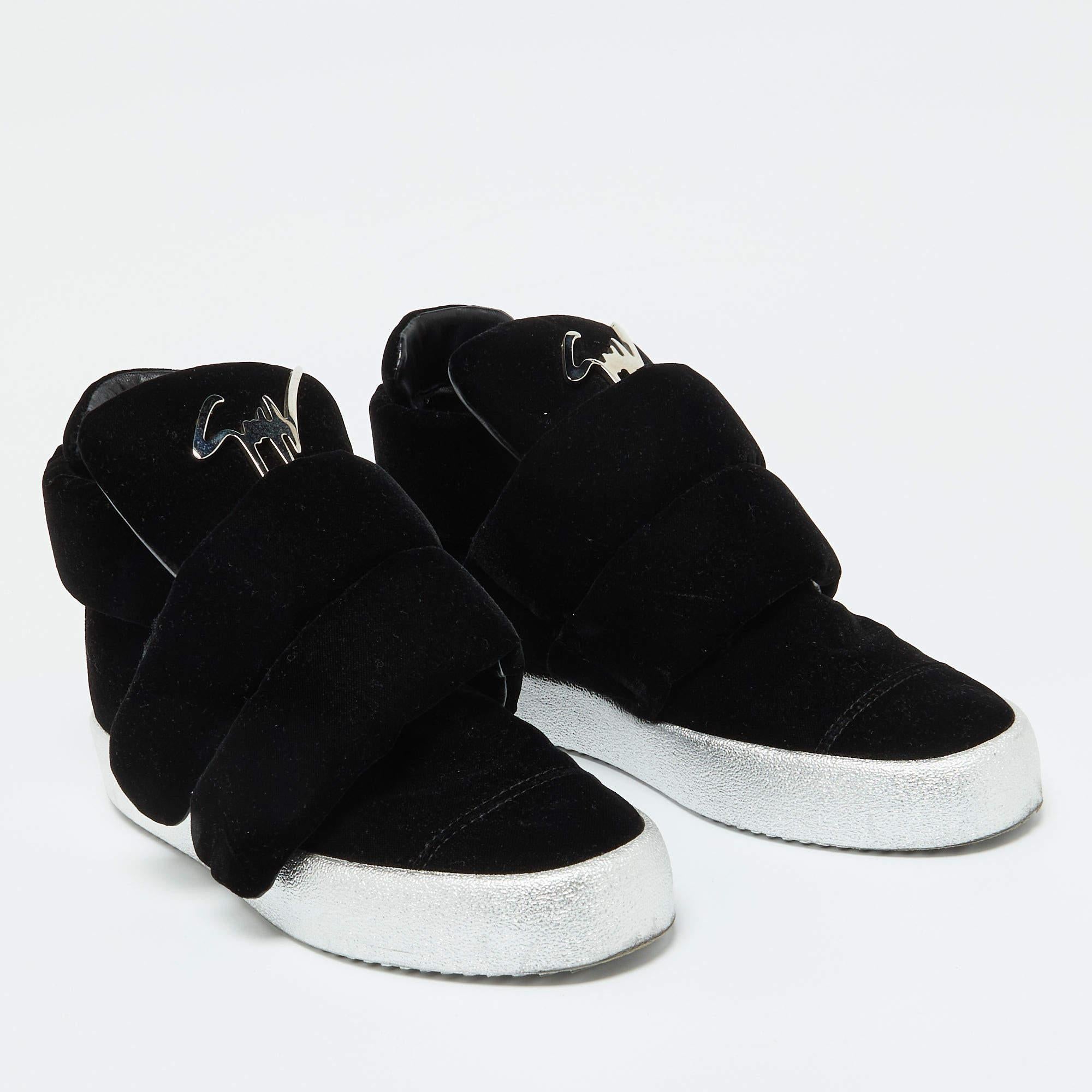 Giuseppe Zanotti - Velluto nero con doppio cinturino in velcro - Scarpe da ginnastica alte 43 In condizioni buone in vendita a Dubai, Al Qouz 2