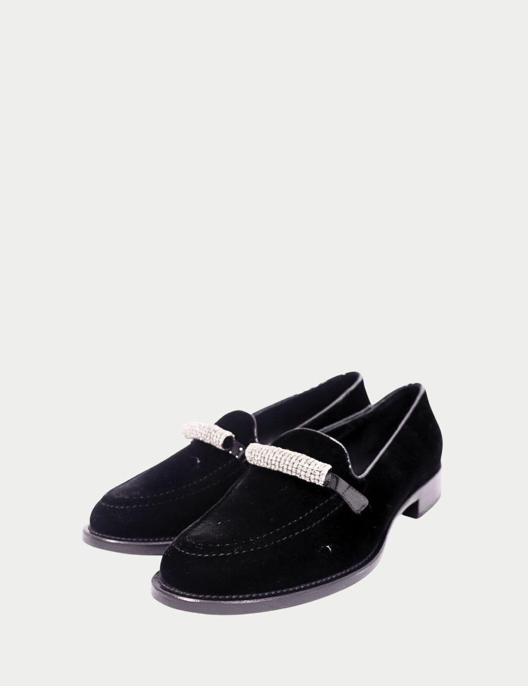 Giuseppe Zanotti - Mocassini in velluto nero - Appartamenti di lusso impreziositi da cristalli

Eleva il tuo look con questi mocassini in velluto nero di Giuseppe Zanotti, un raffinato mix di artigianato italiano e glamour contemporaneo. Realizzati