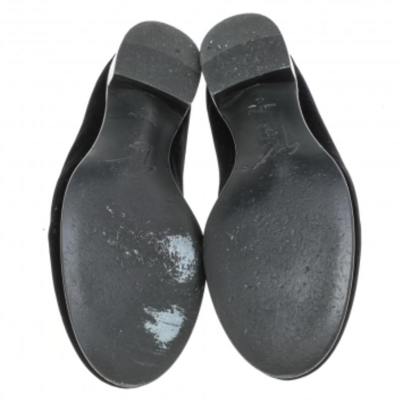 Ces magnifiques mocassins de la maison Giuseppe Zanotti rehausseront votre sens de la mode. Confectionnées en velours noir sur l'extérieur, elles présentent des accents dorés sur l'empeigne et sont à enfiler. Complétez votre tenue avec ces