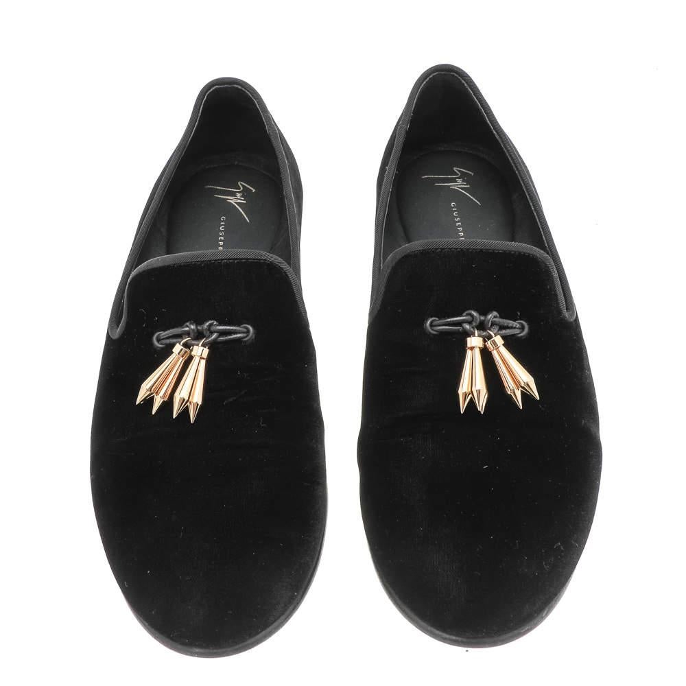 From the House of Giuseppe Zanotti comes these gorgeous loafers to elevate your fashion sense. Crafted using black velvet on the exterior, they feature gold-toned accents on the vamps and a slip-on style. Complement your outfit with these smoking