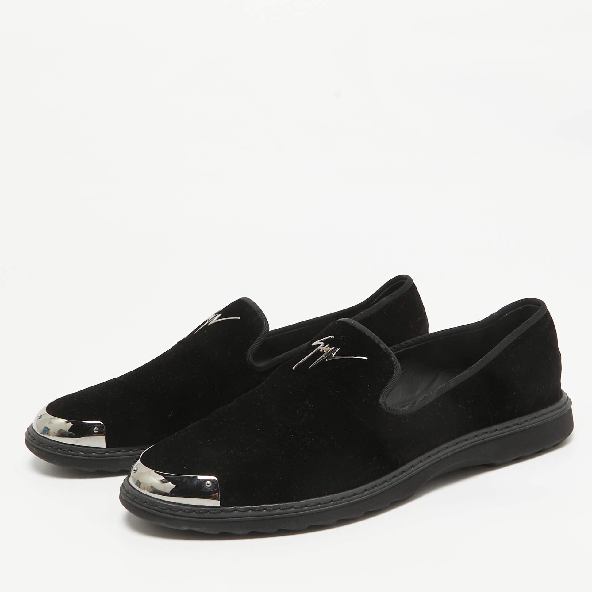 Procedente de una de las casas de moda más célebres  estas zapatillas de fumar son conocidas por su brillante artesanía. Una mezcla perfecta de comodidad y estilo  estas zapatillas de fumar añadirán un toque refinado a tu conjunto sin demasiado