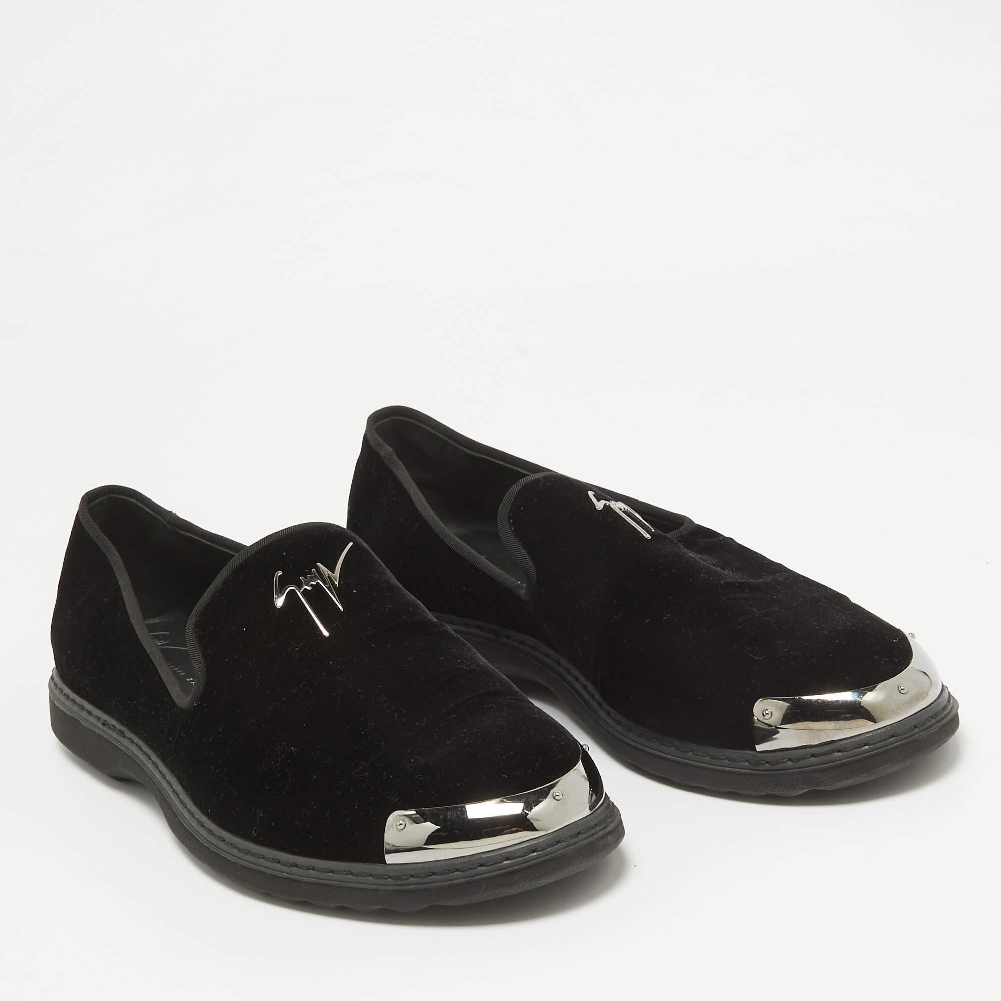 Giuseppe Zanotti Zapatillas de fumar de terciopelo negro talla 44 en Excelente Estado en Dubai, Al Qouz 2