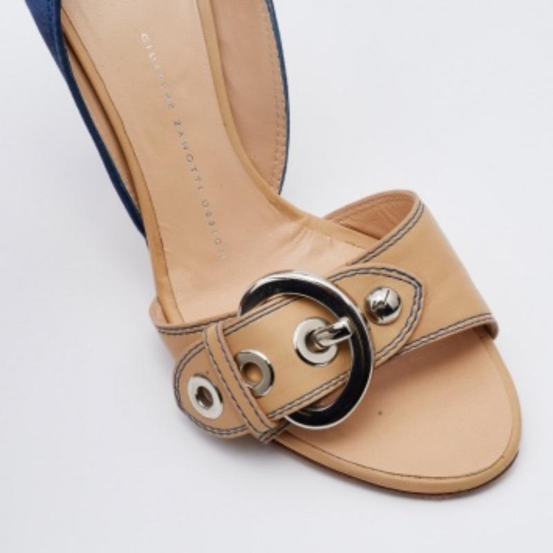 Giuseppe Zanotti Sandali in raso e pelle blu/beige con fibbia laterale misura 37 In condizioni buone in vendita a Dubai, Al Qouz 2