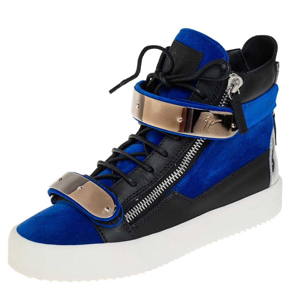 Holen Sie sich mit diesen Sneakers von Giuseppe Zanotti einen luxuriösen Hauch von High Fashion nach Hause. Die aus Samt und Leder gefertigten Sneaker zeigen sich mit raffinierten Details wie den doppelten Klettverschlüssen:: der Schnürung und dem