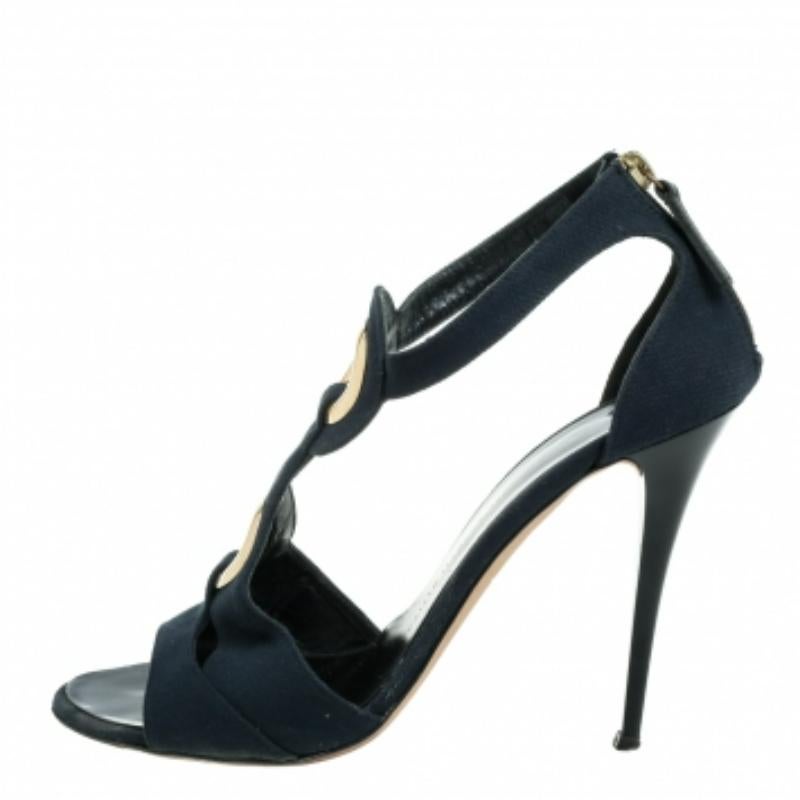 Questi deliziosi sandali di Giuseppe Zanotti renderanno i tuoi piedi belli e alla moda. Sono realizzate in tela blu e presentano un design con cinturino a T e grandi occhielli dorati. Presentano cerniere sui banconi e offrono comfort grazie alle