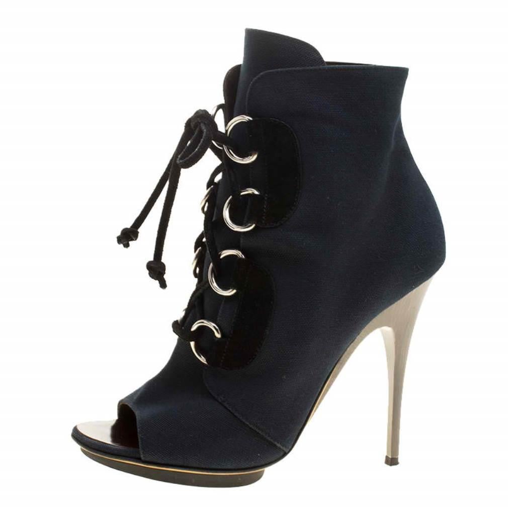 Make a bold statement as you tread wearing these extravagant booties from the house of Guiseppe Zanotti. Featuring a blue canvas body, this pair features a peep-toe style and completed with lace-ups. They are set on a slender gold-tone heel that