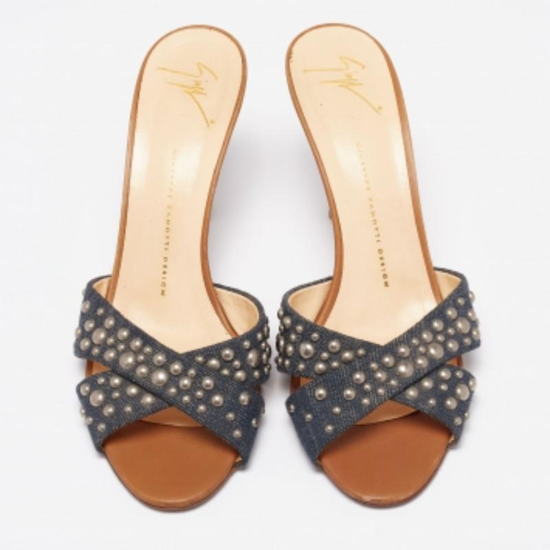 L'utilisation de clous sur la bride croisée de ces sandales Giuseppe Zanotti leur confère une touche de fantaisie. Confectionnées en toile et en cuir, elles présentent des orteils ouverts, des ferrures argentées et des talons de 10 cm.