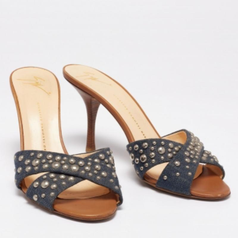 Beige Giuseppe Zanotti Sandales Slide cloutées en cuir et denim bleu Taille 40 en vente