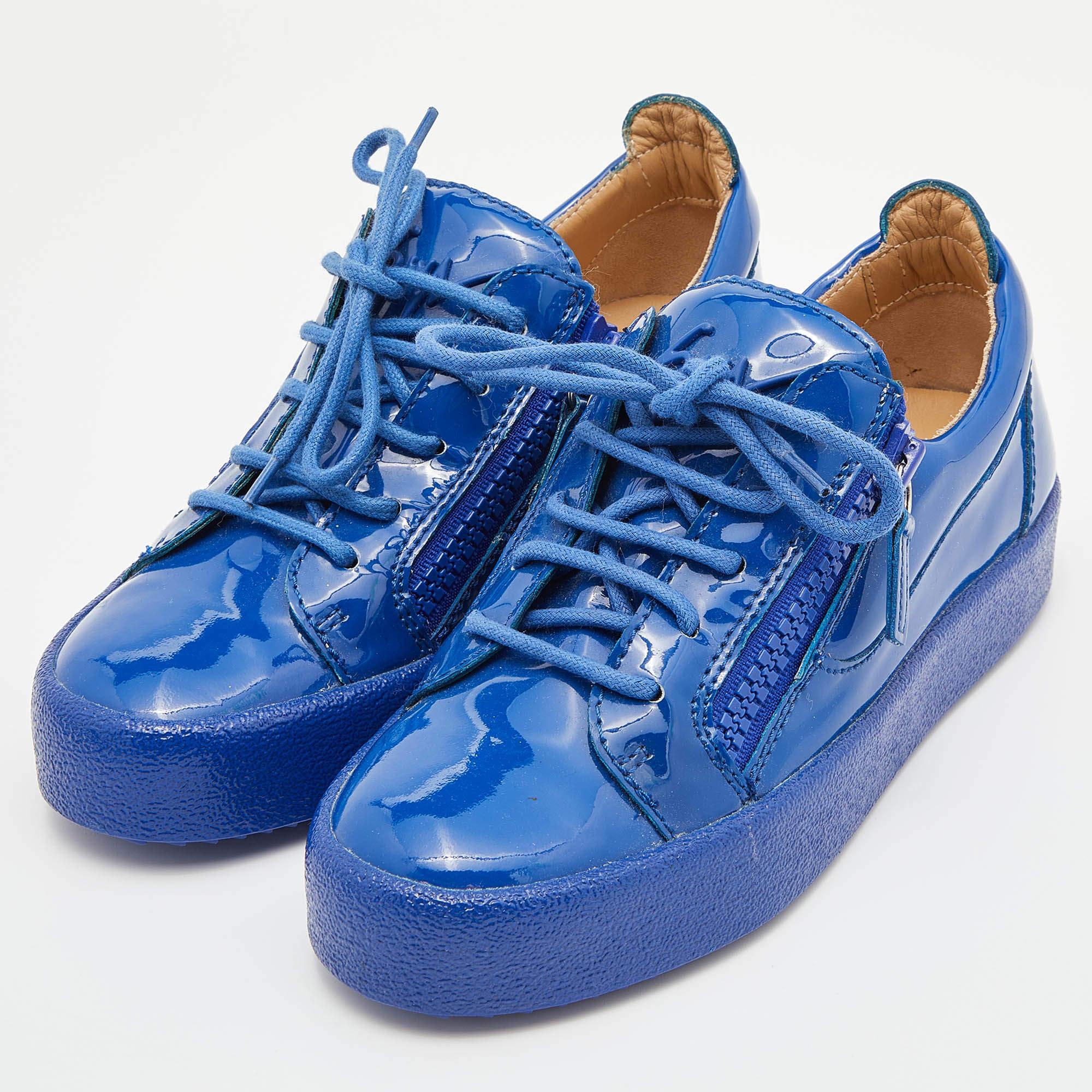 Con una silhouette classica, queste sneakers firmate sono una combinazione perfetta di lusso, comfort e stile. Queste sneakers sono rifinite con dettagli firmati e comode solette.