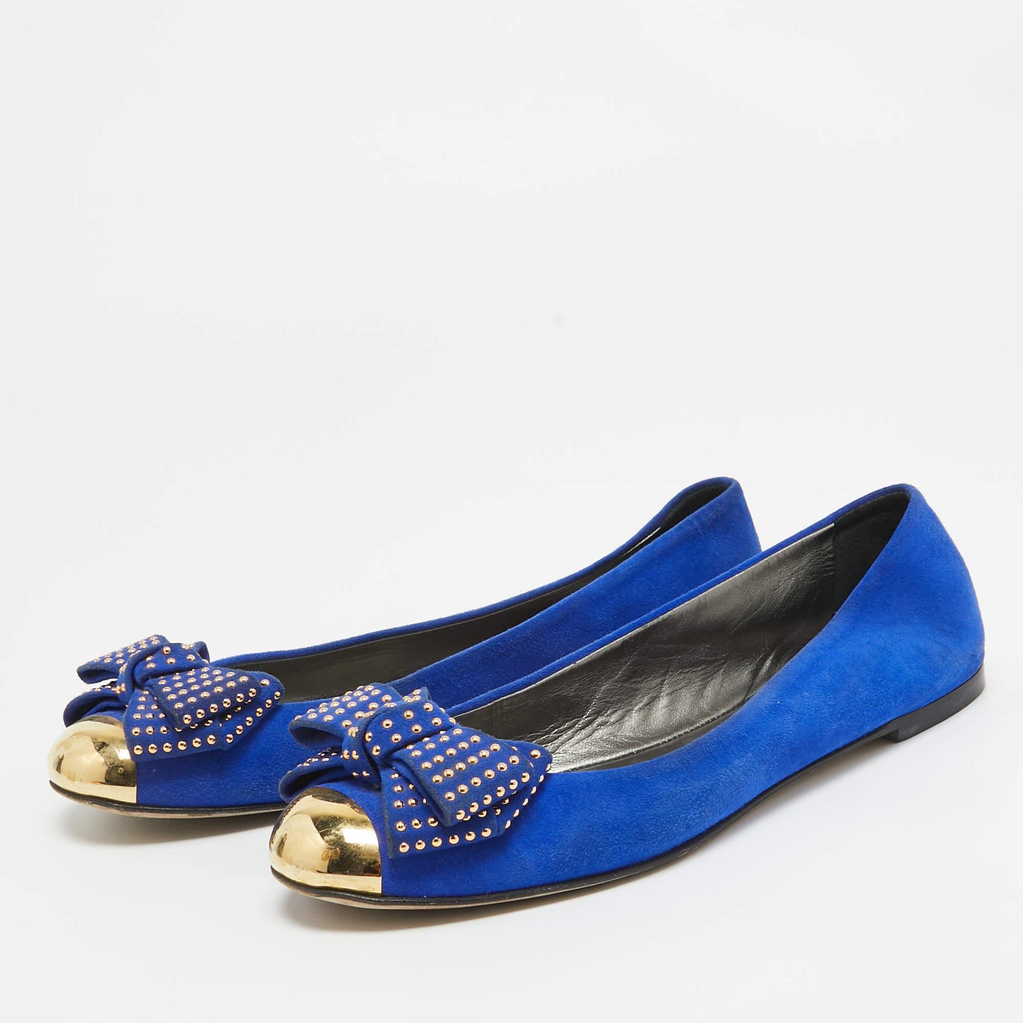 Complete your look by adding these Giuseppe Zanotti ballet flats to your lovely wardrobe. They are crafted skilfully to grant the perfect fit and style.