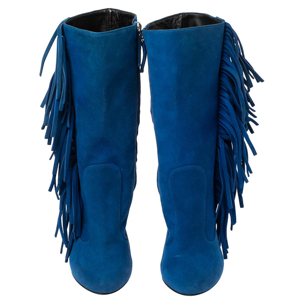 These impeccable boots from the House of Giuseppe Zanotti are just what you need to make a style statement. They are made from blue suede on the exterior, which is enhanced with fringe detailing. They flaunt a mid-calf style, silver-toned hardware,