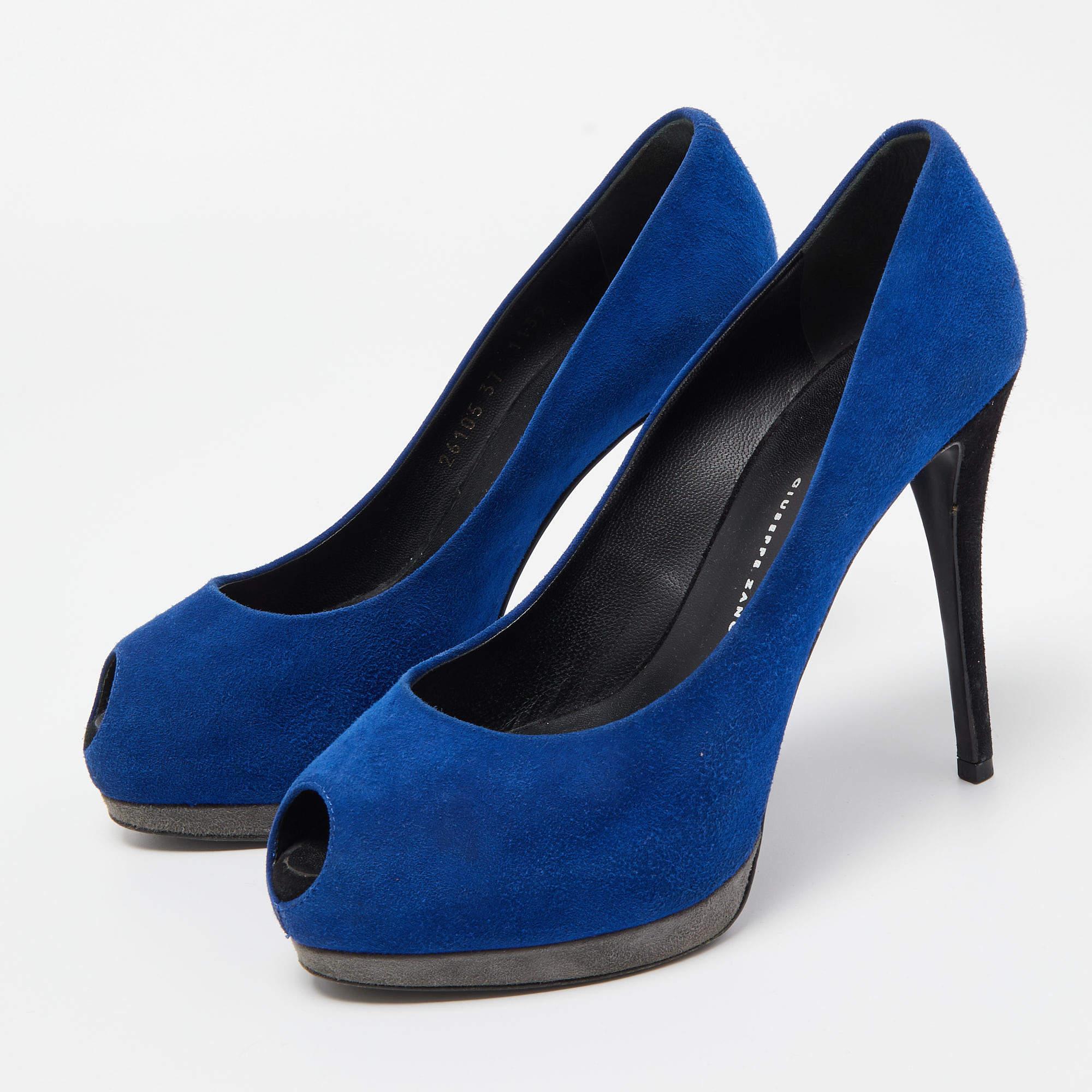 Faites preuve de chic avec ces escarpins de créateur. Ils présentent des talons robustes et des semelles durables, parfaits pour vos sorties à la mode.