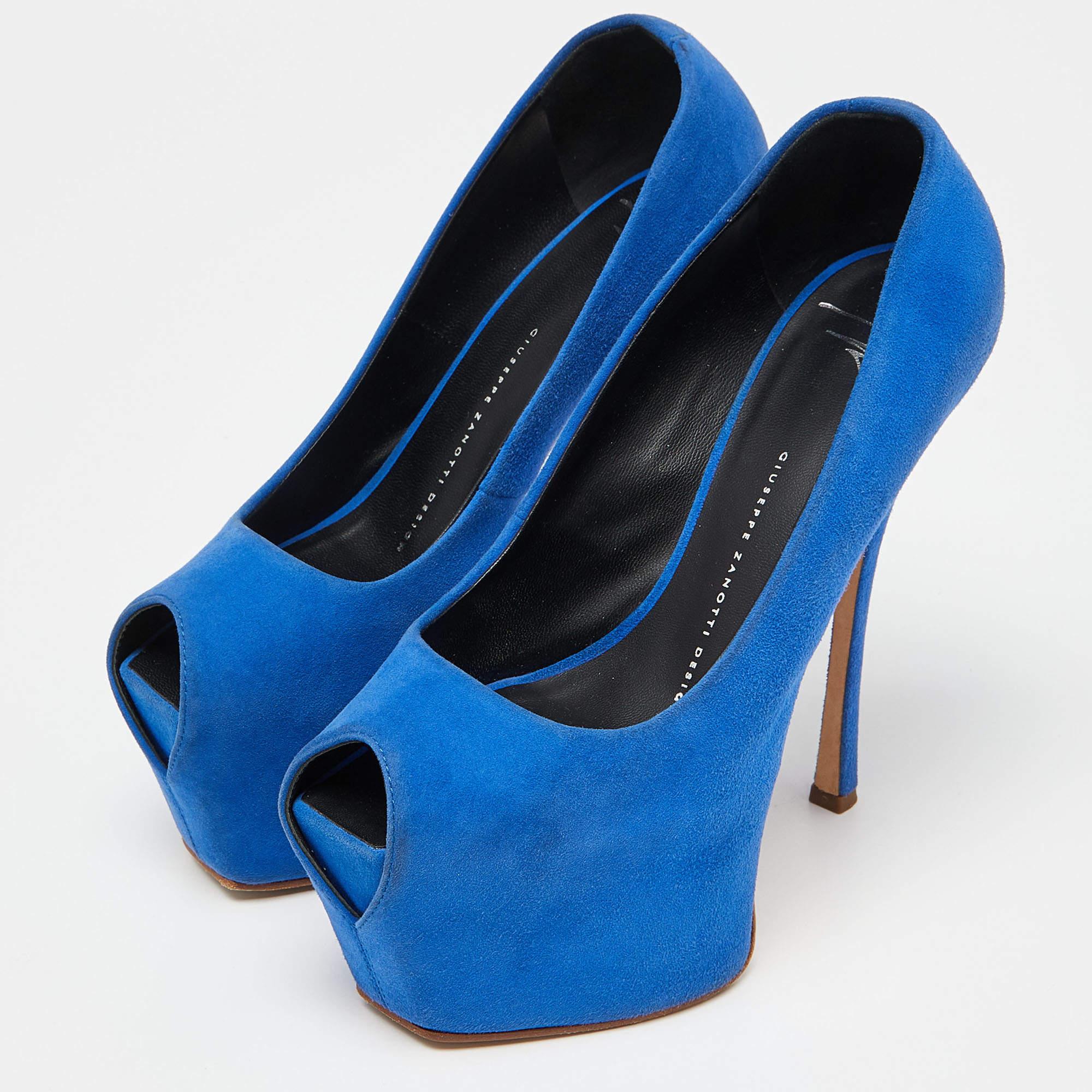 Des arches curvilignes, un attrait féminin et une structure bien construite définissent cet ensemble d'escarpins de créateur. Dotées de semelles intérieures confortables et de talons élégants, elles s'associent à vos tenues préférées.