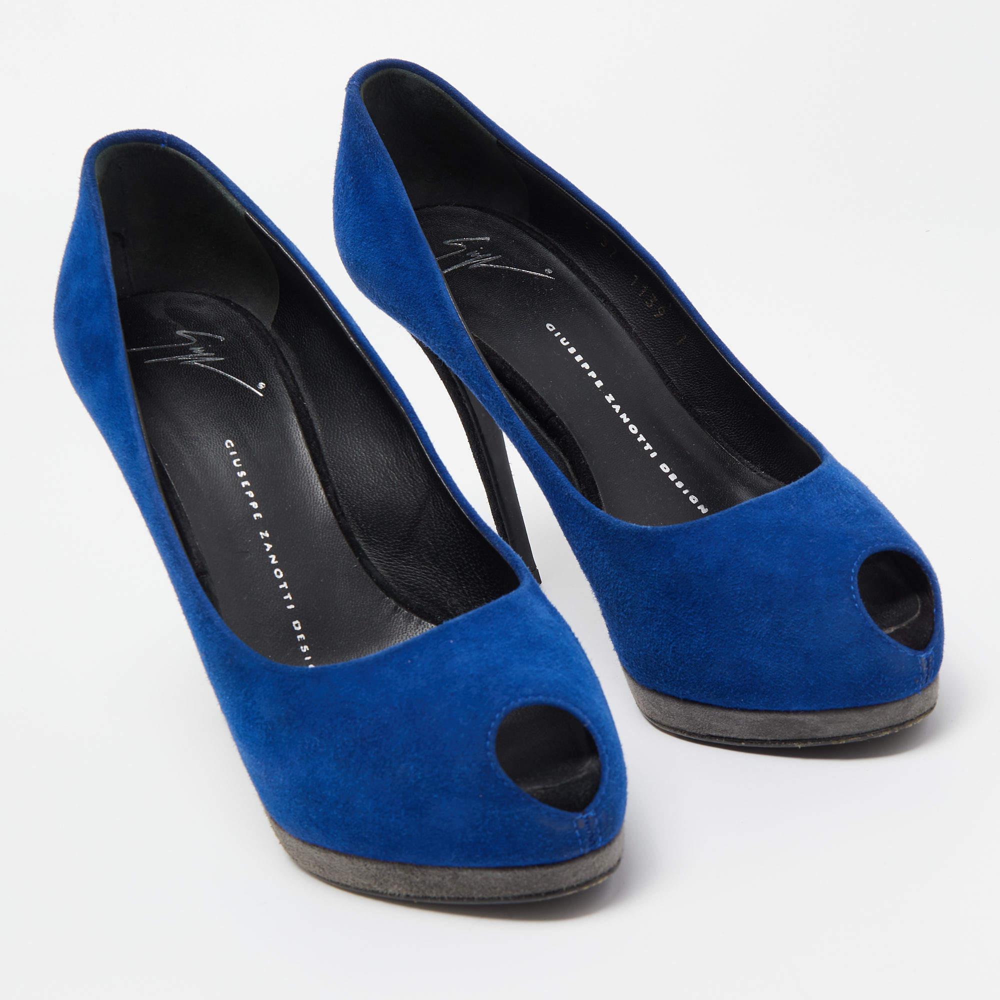Giuseppe Zanotti escarpins à bout ouvert en daim bleu taille 37 Bon état - En vente à Dubai, Al Qouz 2