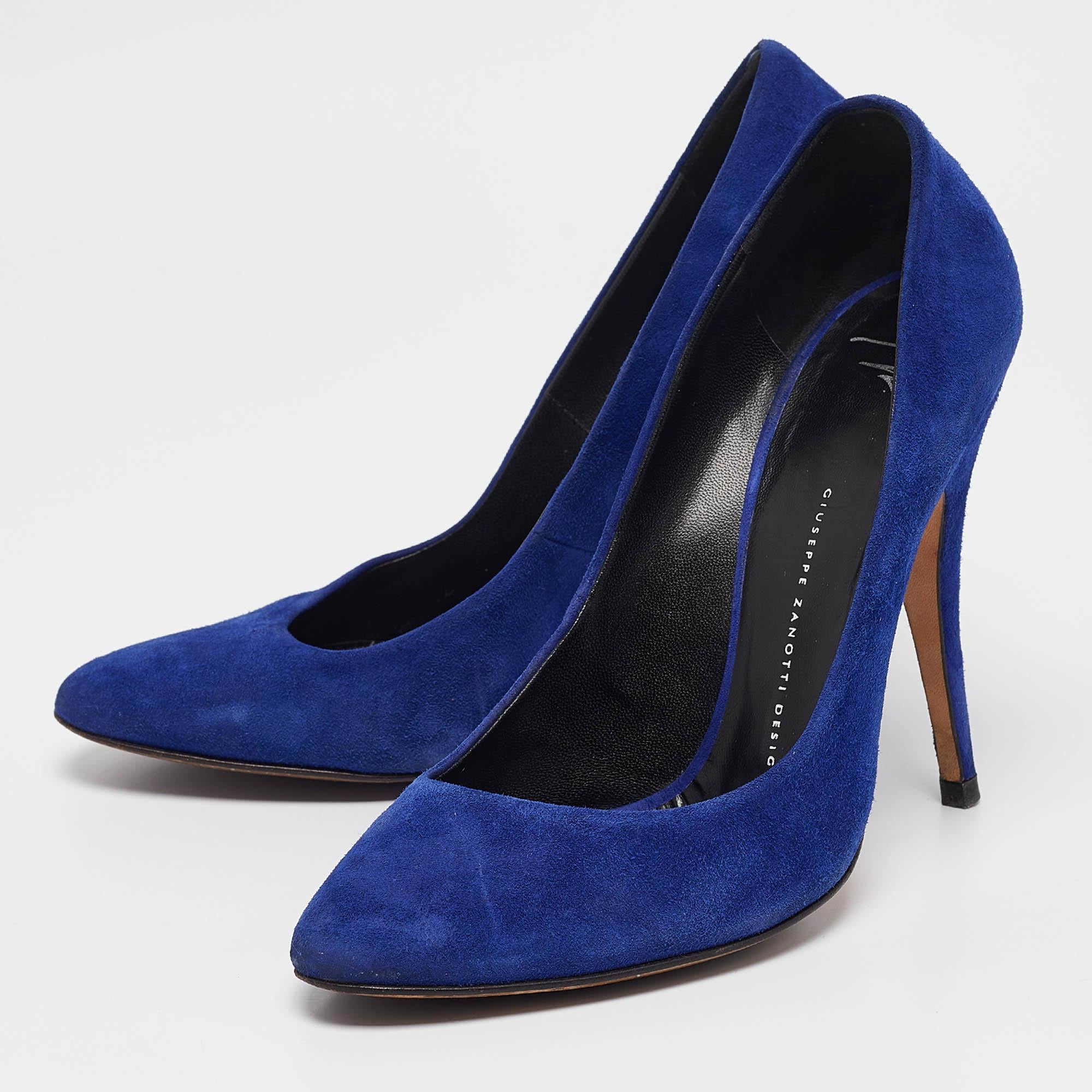 Ces Silhouettes Giuseppe Zanotti sont confectionnées en daim bleu classique et présentent une silhouette élégante. Elles sont dotées d'un talon aiguille et d'un aspect lisse. Associez-les à des robes au genou ou à des jupes plissées.