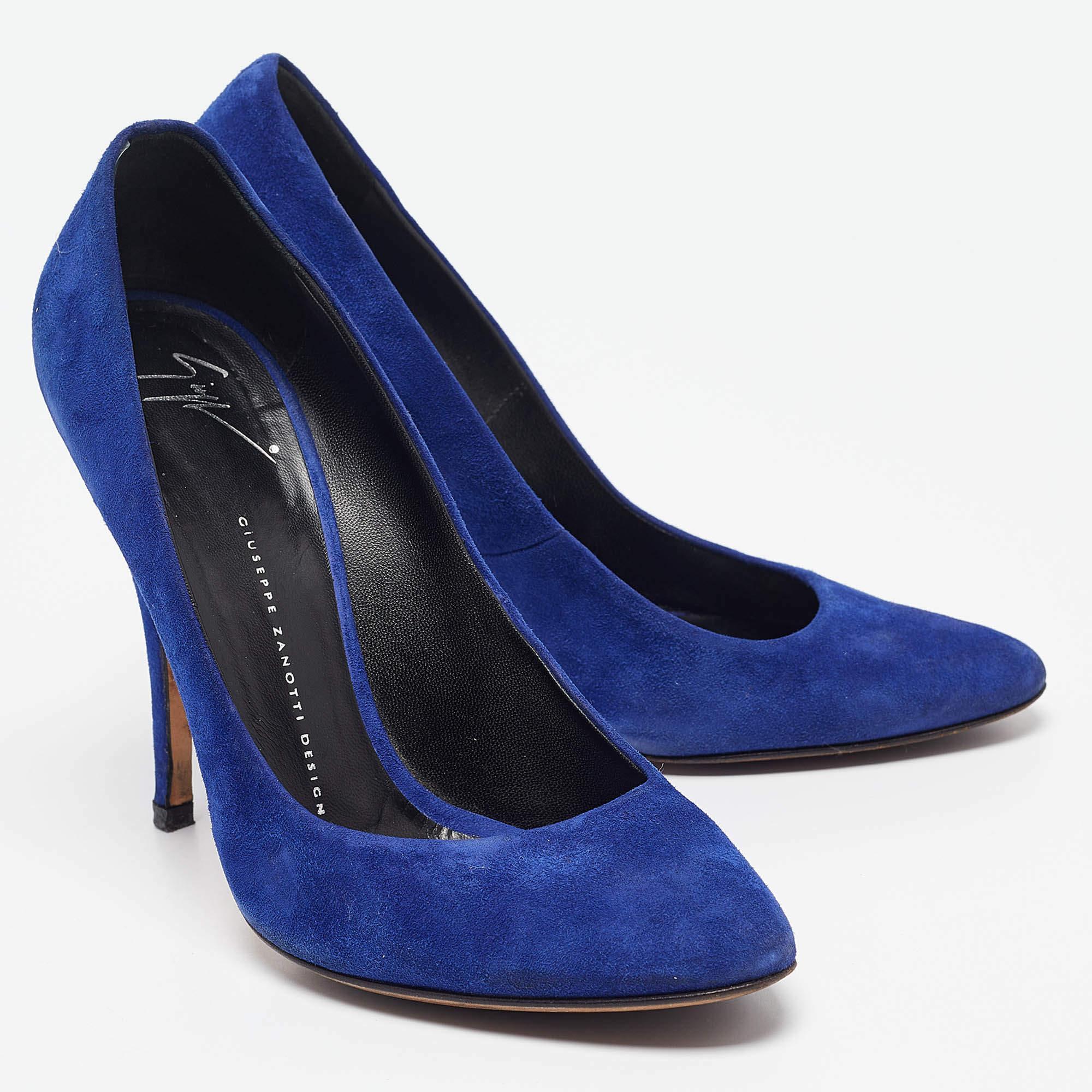 Giuseppe Zanotti escarpins à bout rond en daim bleu taille 40 État moyen - En vente à Dubai, Al Qouz 2