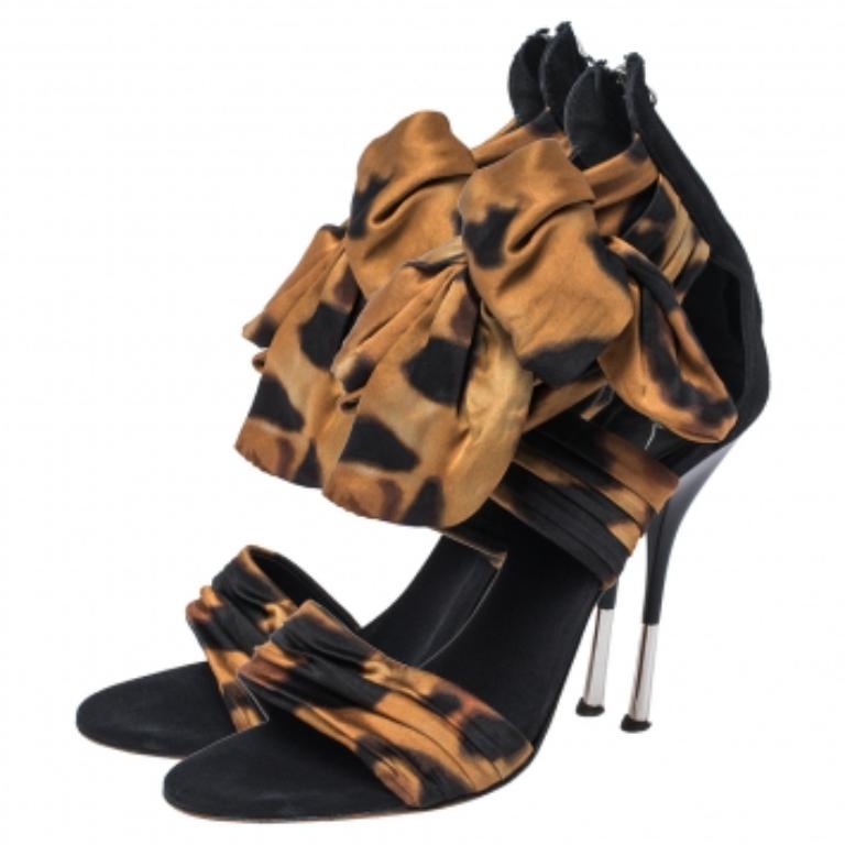 Exquisitely designed, these sandals from Giuseppe Zanotti are truly one of a kind. They have been crafted from suede leather and fabric and styled with ruched vamp straps and bow detailed ankle cuffs. They flaunt zippers on the heel counters and