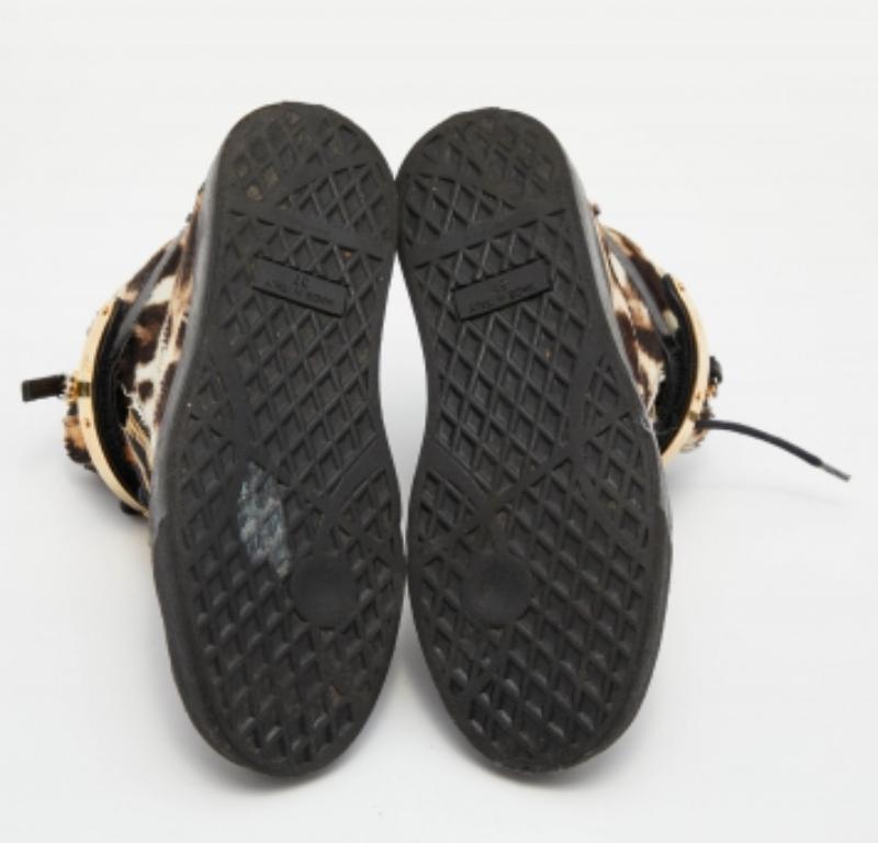 Deje que este cómodo par sea su primera elección cuando salga a pasar un largo día. Estas zapatillas Giuseppe Zanotti tienen una parte superior bien cosida y una suela resistente.
