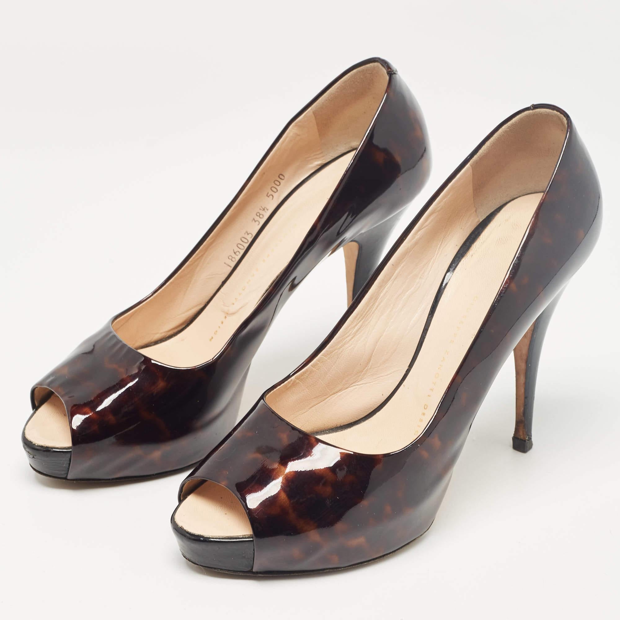 Descubre la elegancia del calzado con estos zapatos de salón de diseño para mujer. Meticulosamente diseñados, estos tacones combinan moda y comodidad para que brilles en cualquier situación.