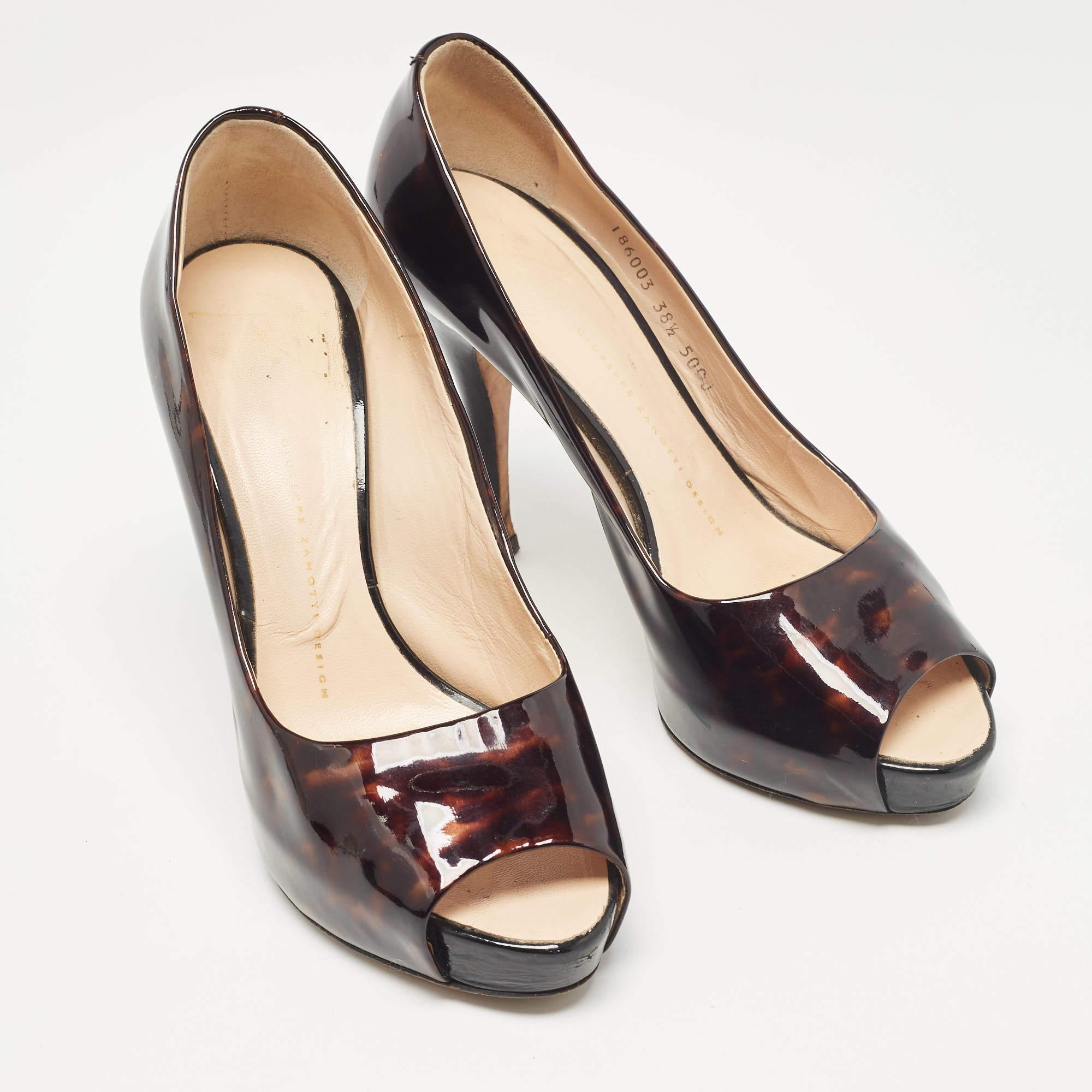 Giuseppe Zanotti Bombas con punta de charol estampado marrón/negro talla 38.5 en Bastante bueno estado para la venta en Dubai, Al Qouz 2