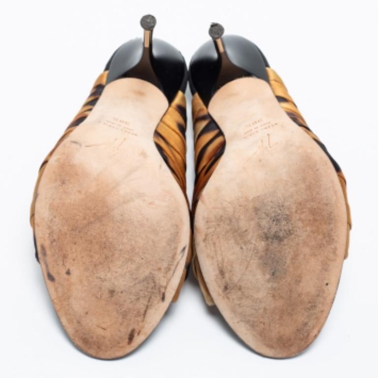 Cette élégante paire de sandales de Giuseppe Zanotti est encore plus belle aux pieds. L'extérieur des chaussures est imprimé et présente des orteils ouverts et des plis. Elles sont montées sur des talons de 12 cm.