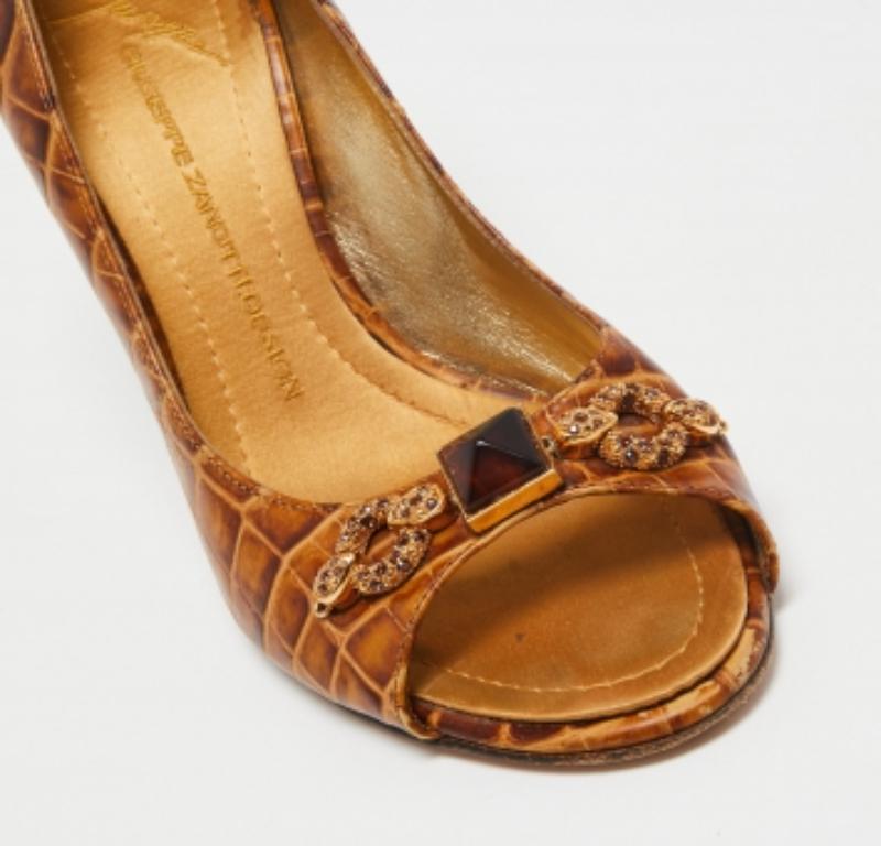Giuseppe Zanotti Bombas con puntera abierta de piel de cocodrilo marrón talla 39,5 en Bueno estado para la venta en Dubai, Al Qouz 2
