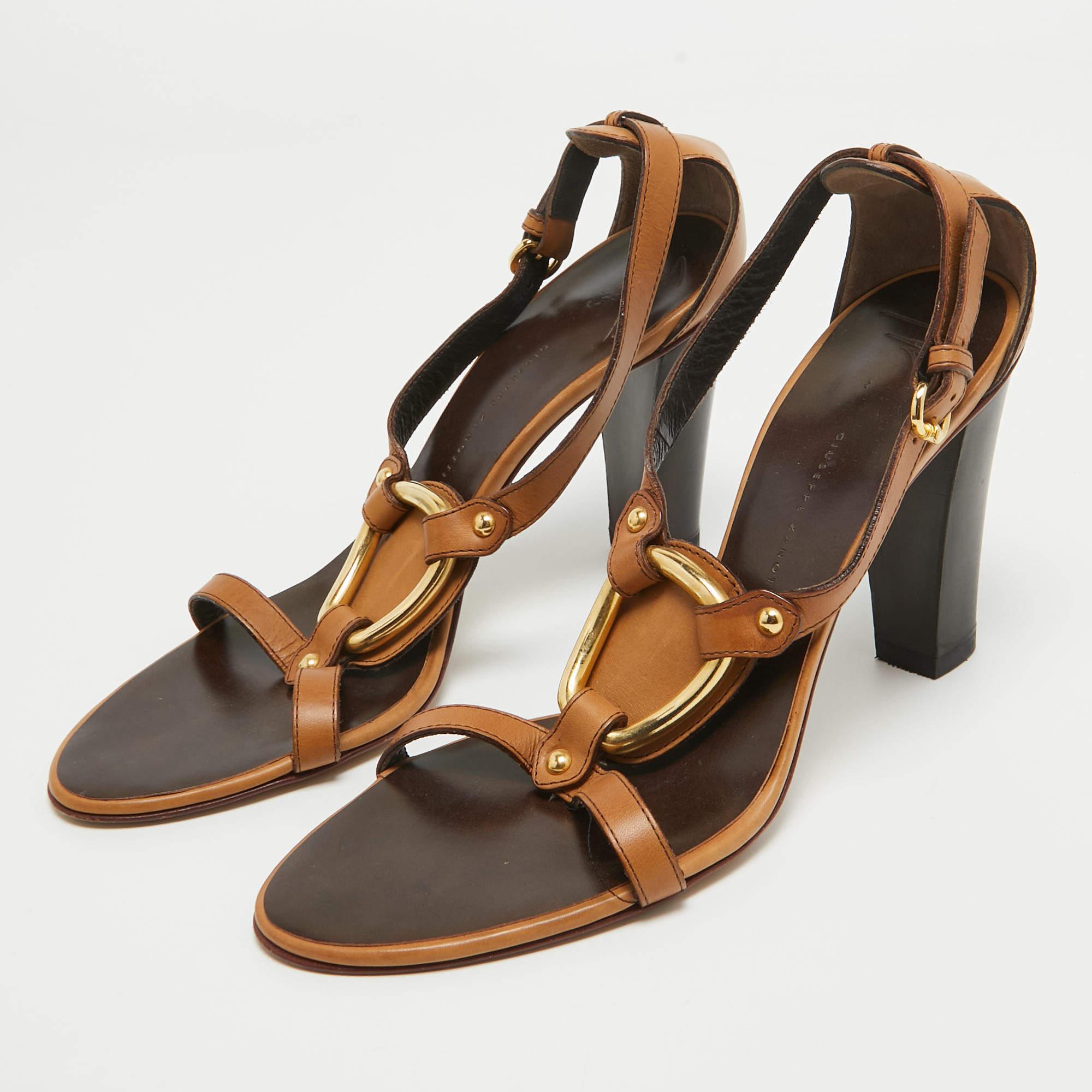 These sandals will frame your feet in an elegant manner. Crafted from quality materials, they display a classy design and comfortable insoles.