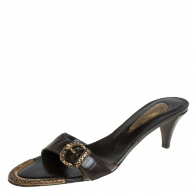 These sandals from Giuseppe Zanotti are perfect for a diva like you! Designed in an open-toe style, these sandals come crafted from leather in a brown shade and feature vamp straps with buckles. They are complete with comfortable leather-lined