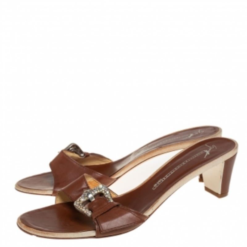 Giuseppe Zanotti yet again brings a timeless set of sandals that makes us marvel at its beauty and craftsmanship. Crafted from leather in a brown shade, they are adorned with single straps and sturdy heels. There are endless ways to style these