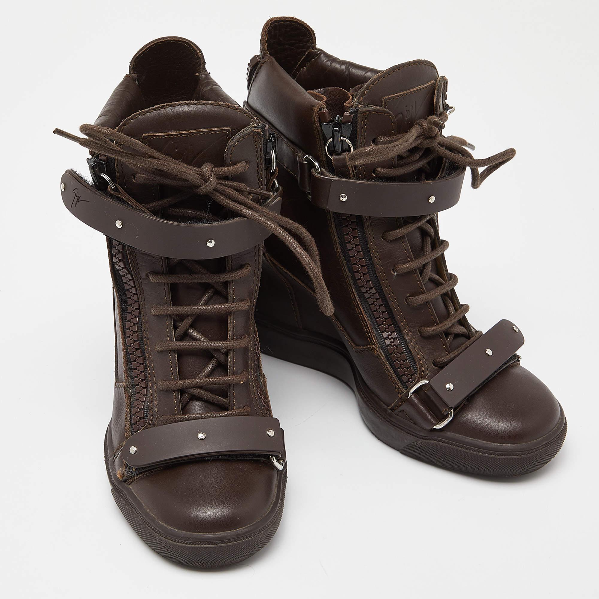 Holen Sie sich mit diesen Sneakers von Giuseppe Zanotti einen luxuriösen Hauch von High Fashion nach Hause. Die aus Leder gefertigten Sneaker zeigen sich mit luxuriösen Details wie den doppelten Klettverschlüssen, der Schnürung und dem