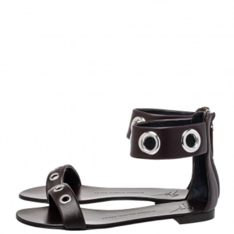The barely-there silhouette of these Giuseppe Zanotti sandals makes them look stylish. Crafted from leather in a black shade, they are accented with slender straps decorated with oversized eyelets.