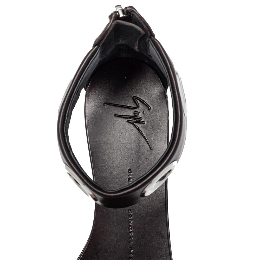 Giuseppe Zanotti Brown Leather Flat Ankle Cuff Sandals Size 38 In New Condition For Sale In Dubai, Al Qouz 2