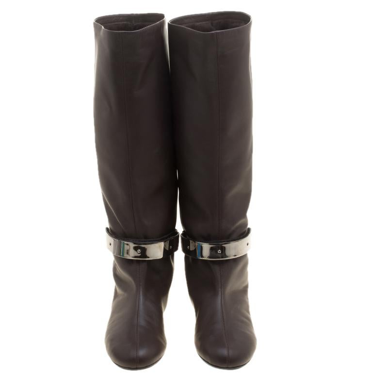 These iconic 'Over The Knee' boots from the house of Giuseppe Zanotti will take you through season after season. It boasts of a classic leather body and comes with a silver-tone logo plaque on it. This easy-going and versatile pair is flat and comes