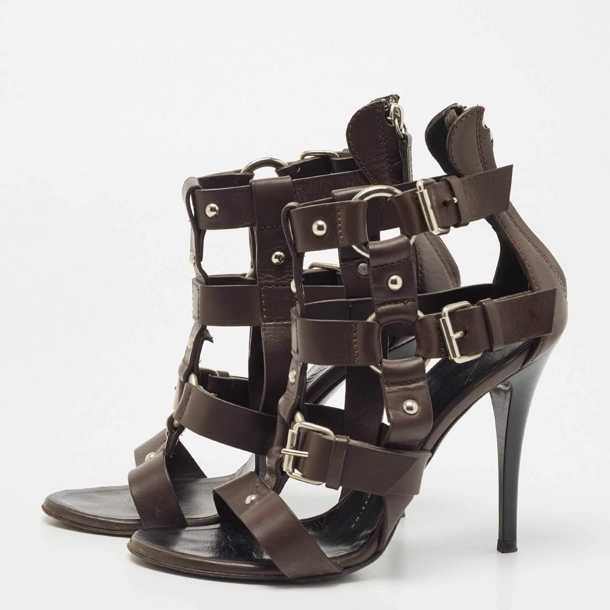 These sandals will frame your feet in an elegant manner. Crafted from quality materials, they display a classy design and comfortable insoles.
